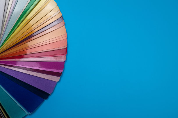 不同的色系和样品放在桌子上隔离开来。图片下载