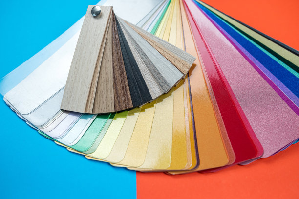 颜色样品上的绘画木桌特写孤立。图片下载