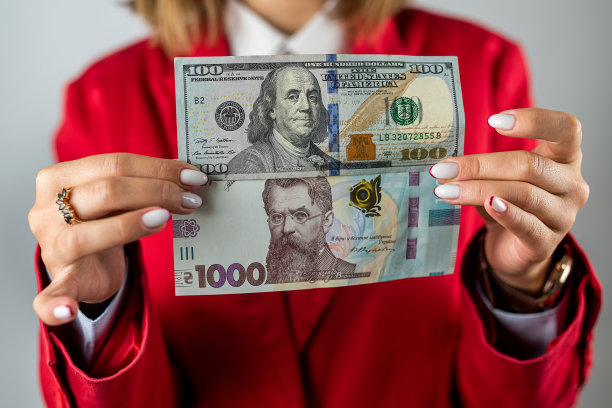 女孩穿着漂亮的衣服，手里拿着很多钱，高兴得与世隔绝。图片下载