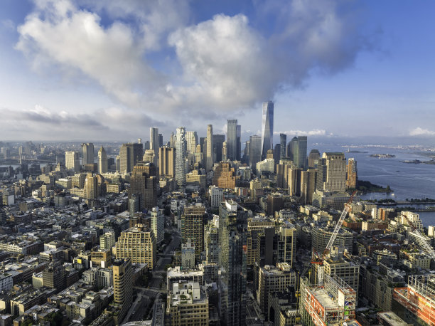 曼哈顿下城商业建筑的鸟瞰图，蓝天下的低空云层图片下载