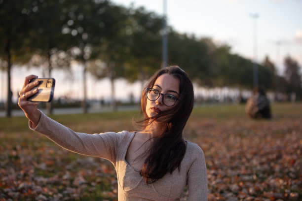 日落时自拍的棕发美女图片下载