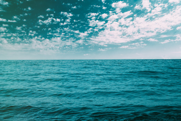 地中海沿岸多云湛蓝的天空。为休息，放松，假期，温泉，度假村设计的概念图片下载