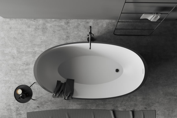 灰色浴室内景，浴缸和毛巾扶手梯图片下载