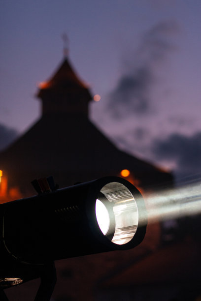 灯光聚光灯，在一场音乐会的舞台上，在夜晚的房子背景上。图片下载