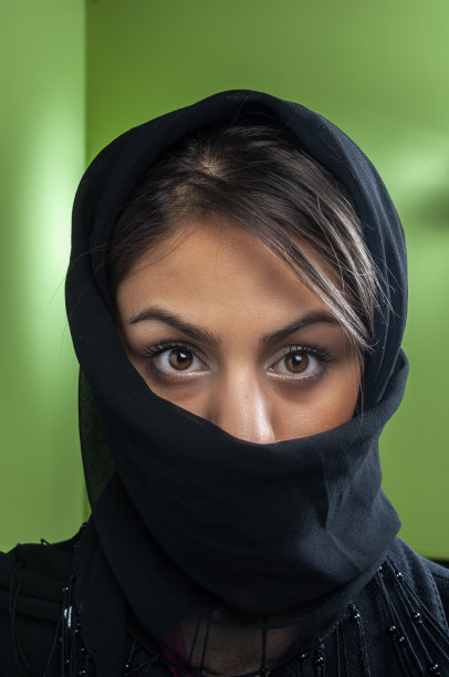 戴着头巾的年轻伊朗女人图片下载