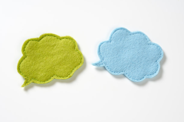 用毛毡在白色背景上制成的语音气泡图片下载