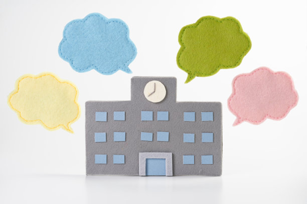 用毛毡在白色背景上制成的语音气泡图片下载