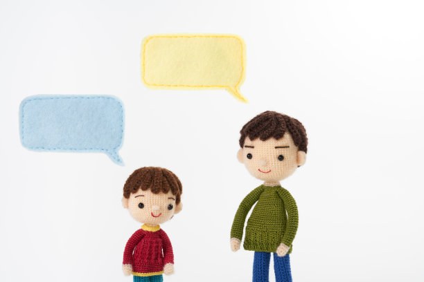 手工针织玩具。可爱的小Amigurumi娃娃。演讲的泡沫图片下载