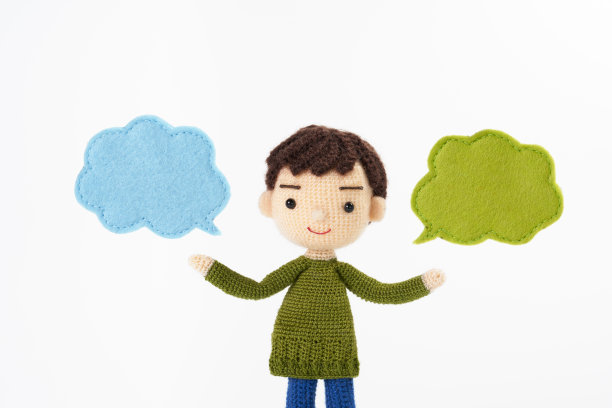 手工针织玩具。可爱的小Amigurumi娃娃。演讲的泡沫图片下载