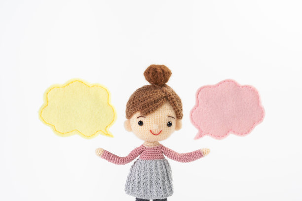 手工针织玩具。可爱的小Amigurumi娃娃。演讲的泡沫图片下载