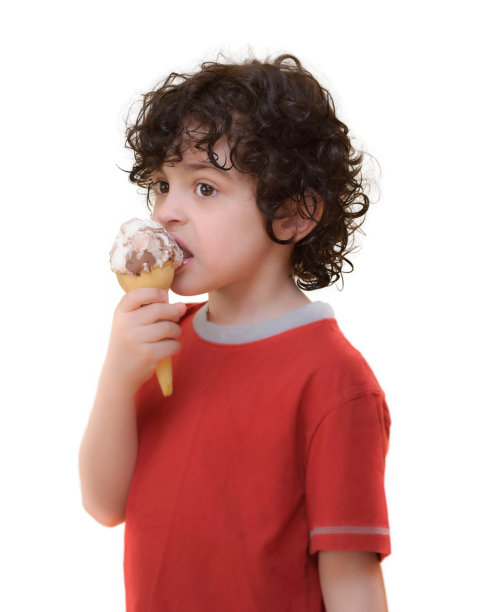 孩子吃蛋筒冰淇淋图片下载