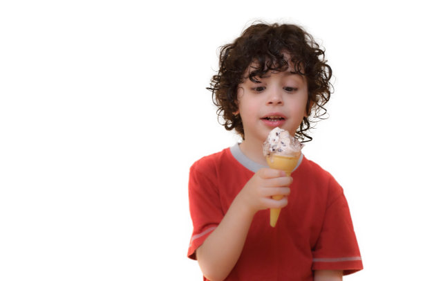 孩子吃蛋筒冰淇淋图片下载