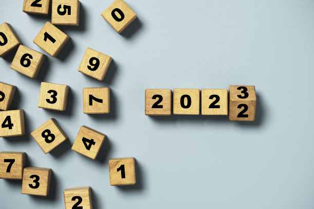 翻转木块立方体，将2022年改为2023年为圣诞快乐和新年快乐的准备概念。图片下载