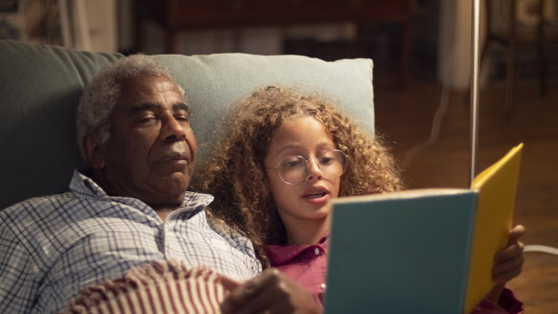 爷爷和孙女一起休息的特写镜头图片下载