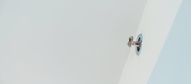 安装在家庭或公寓屋顶上的消防喷淋探测器。安全和防火安全理念图片下载