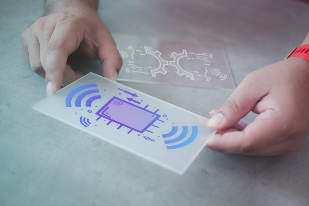 商人手中的数字平板电脑或数字智能手机的近景与抽象的循环。控制和未来的概念。图片下载