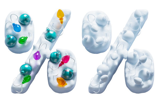 雪字体。彩灯花环和圣诞玩具。百分比符号图片下载