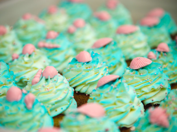 糕点师准备绿色蓝绿色海洋主题甜磨砂纸杯蛋糕图片下载