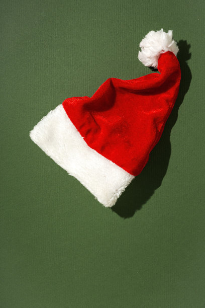 圣诞老人的红帽子与上面的彩色背景隔离开来图片下载