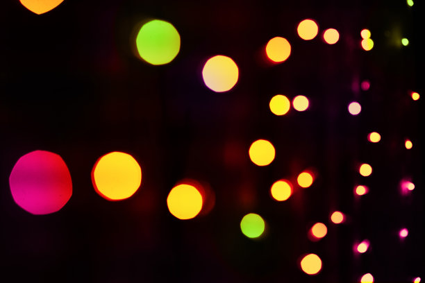 圣诞节日花环上五颜六色的圆形散焦灯图片下载