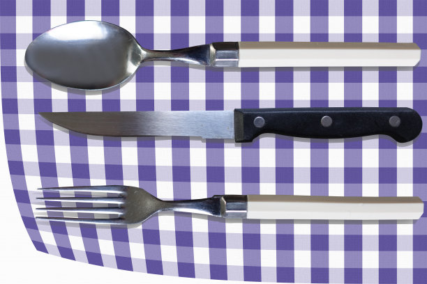 餐具放在紫色格子桌布上图片下载