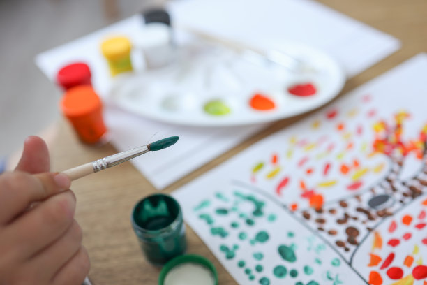 孩子用秋叶画了一棵树，艺术概念图片下载