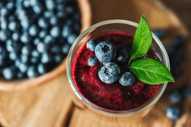 新鲜多汁的蓝莓冰沙。简单的背景。健康食品。排毒。生活方式图片下载