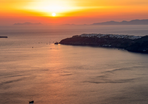 从Imerovigli看到圣托里尼岛的日落。基克拉迪群岛、希腊图片下载