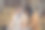 朋友，一个学长和一个年轻人坐在公园的长椅上，在秋天的公园里聊天。图片下载