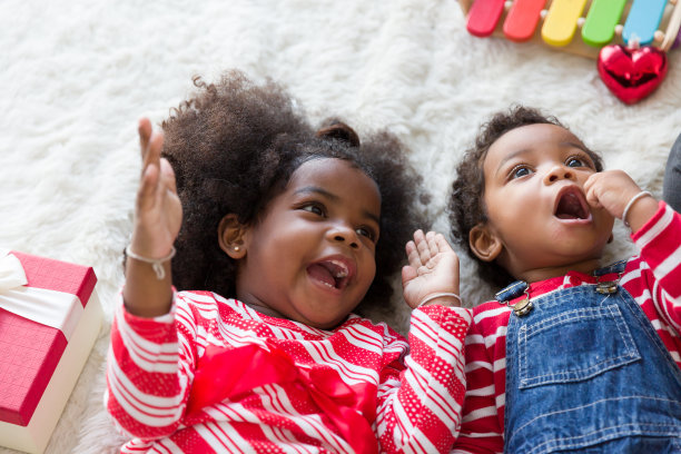 两个非裔美国小孩在家中一起玩耍，庆祝圣诞节图片下载
