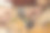 多民族的男子在秋天公园的长凳上下棋。特写照片。图片下载