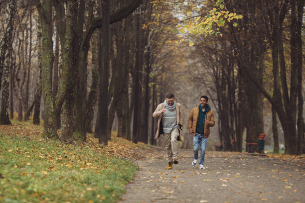 不同年龄的人的多元文化友谊。朋友在一起很开心。图片下载