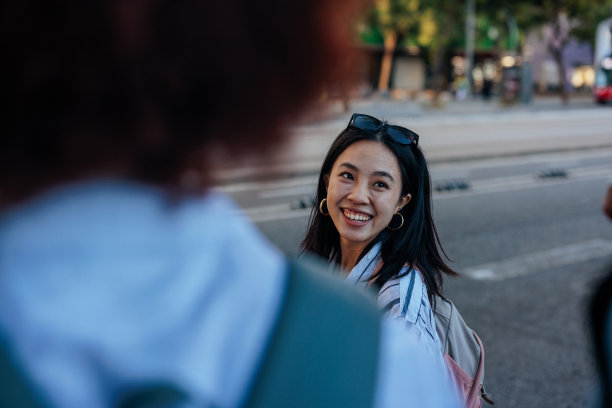 快乐的亚洲女性，在城市有朋友。图片下载