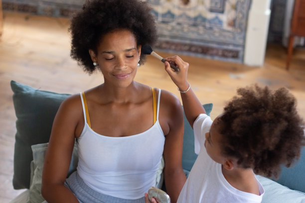 非裔美国母亲给女儿上补课图片下载