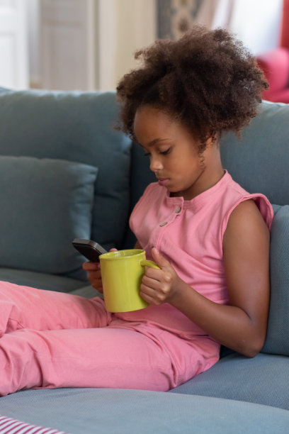 专注的小女孩在用手机图片下载