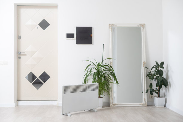 家里地板上的移动电加热器图片下载