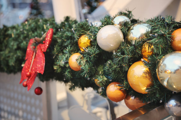 圣诞节前栅栏上的人造绿色冷杉树上的小玩意图片下载