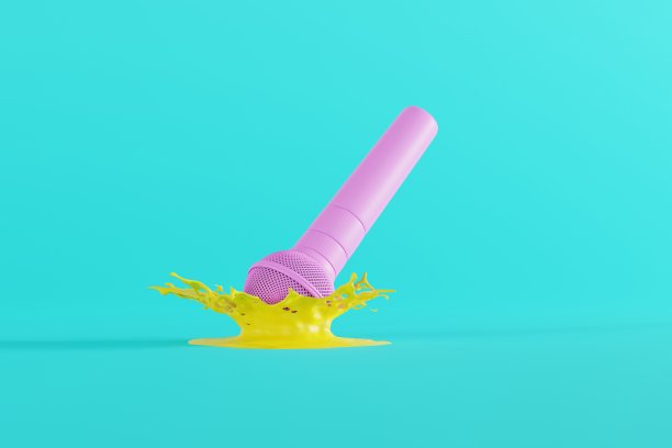 一个麦克风随着水花掉落到地上。图片下载