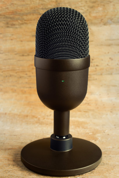 特写一个时尚的现代设计麦克风流媒体和游戏在抽象闪亮的背景上涂上金属色。图片下载