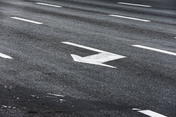 道路上的白色方向箭头图片下载