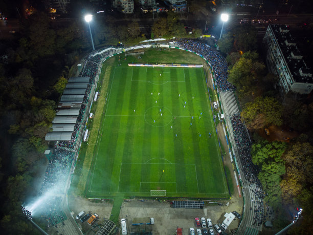 航拍的足球比赛，足球。无人机拍摄的足球场和足球运动员图片下载