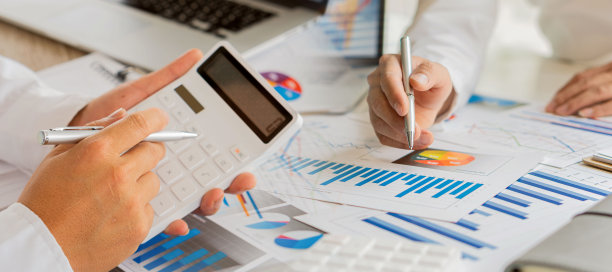 商务会议概念市场财务分析师在公司会议上讨论时用笔记本电脑分析商业财务报告，展示了成功的团队合作。结合照片图片下载