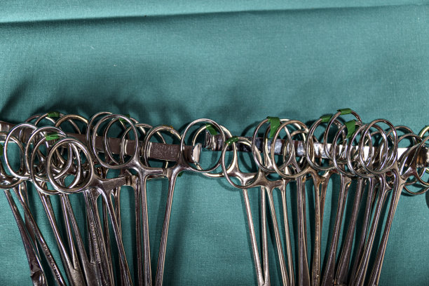 手术室里的手术器械。图片下载