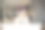 年轻女子高兴地听音乐，在家里的客厅工作，放松和放松。生活方式的概念图片下载