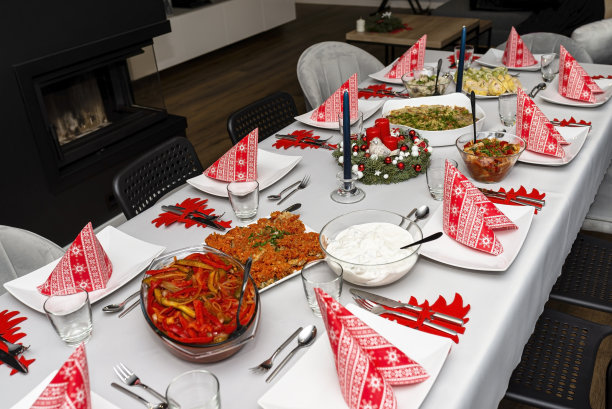 在波兰，圣诞晚餐前的餐桌上，可以看到胡萝卜沙拉里的烤鱼片和菠菜卷。图片下载