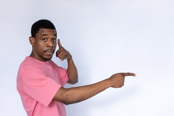 严肃的非裔美国人的肖像做叫我的手势图片下载