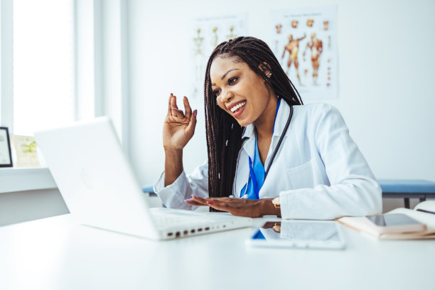 穿着白色外套听诊器在肩膀上的女人的头部照片看着相机图片下载