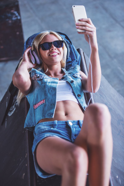 轮滑女孩与小玩意儿图片下载