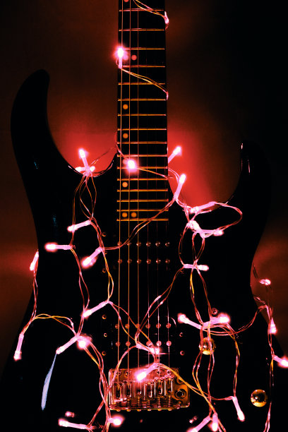 黑色电吉他和发光的节日花环图片下载