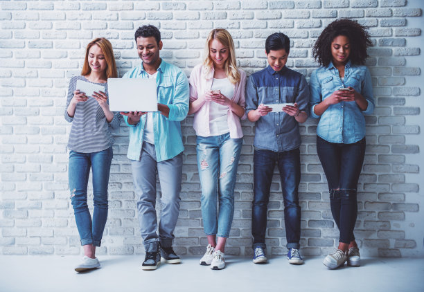 拥有电子产品的年轻人图片下载